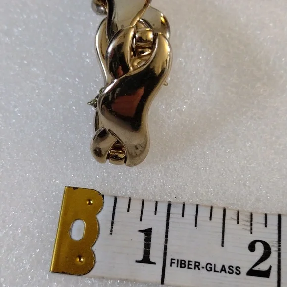 Monet beautiful faux gold linked bracelet. - Picture 6 of 8